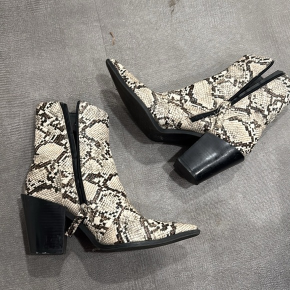 Truffle Collection European Snakeskin Pointed Tow Cowboy Boots - Picture 5 of 6